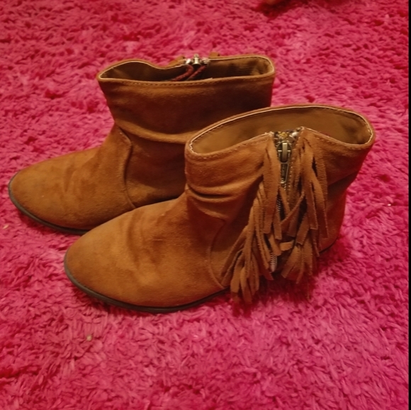 Mudd Other - EUC Mudd Faux Suede Fringe Booties Sz 2